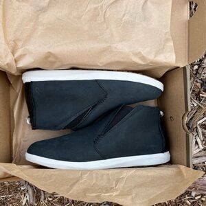 Soft & Comfy Waterproof Full-Grain Leather, Elastic Gore Panels, Rubber Soles